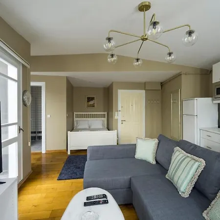 Cool Bright Studio W Terrace & Sea Views! #125 아파트